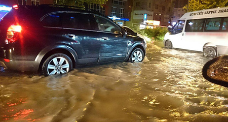 Ankarada sağanak, su baskınlarına neden oldu