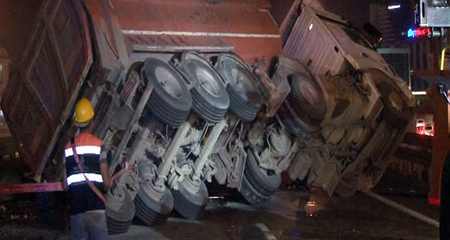 İstanbul TEM Otoyolunda hafriyat kamyonu devrildi, trafik felç oldu!
