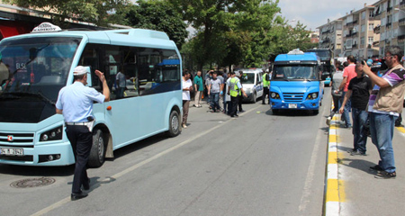 Trafik polisi tartıştığı minibüsçüyü bacağından vurdu