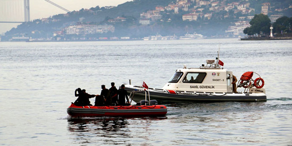 İstanbul Boğazı’nda sürat teknesi alabora oldu