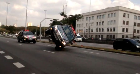 Polis aracı böyle devrildi