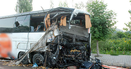 Yolcu otobüsüne kamyon çarptı: 15 yaralı