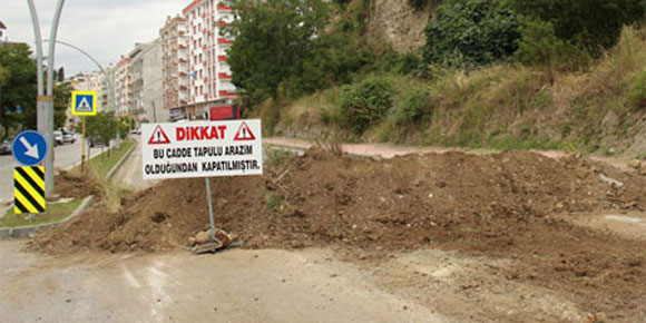 Önce kazık çaktı sonra yolu kapattı