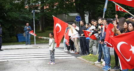 Somalili küçük Tayyip’ten PKK protestosu