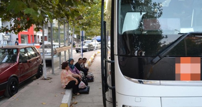 Otobüs arızalandı, yolcular kaldırımda sabahladı