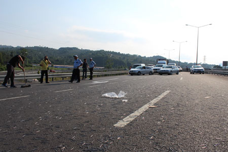 Kamyondan Yola Dökülen Çiviler Trafik Kapattı