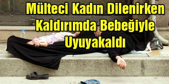 Mülteci Kadın Dilenirken Kaldırımda Bebeğiyle Uyuyakaldı