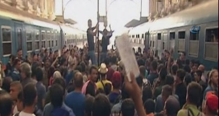 Macaristan mültecilerin beklediği garı ulaşıma kapattı