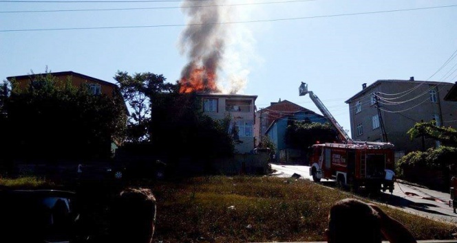 Sultanbeylide 3 katlı binanın çatısı alev alev yandı