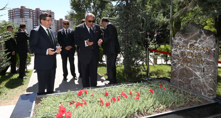 Başbakan Davutoğlundan Tuğrul Türkeşe plaka jesti