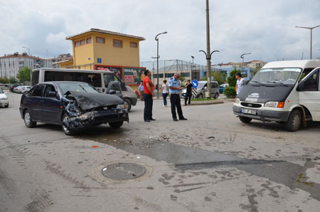 OTOMOBİL İLE MİNİBÜS ÇARPIŞTI: 1 YARALI