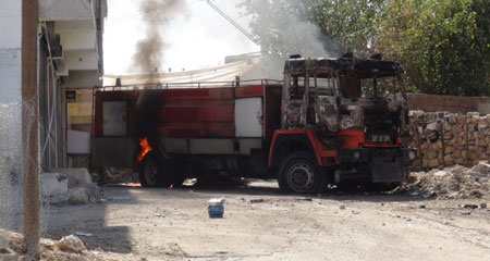 Silvan’da teröristler itfaiye aracını yaktı bomba tuzakladı