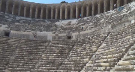 Aspendos Antik Tiyatrosunda mermer tartışması