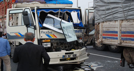 Aksaray’da iki kamyon çarpıştı: 6 yaralı