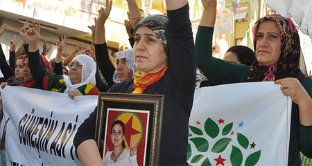 Patlamada ölen HDP’li Leyla Çiçek toprağa verildi