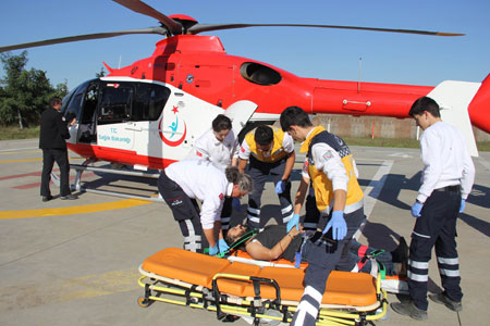 Yılanın soktuğu gence, ambulans helikopter yetişti