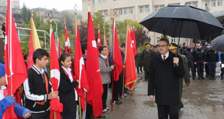 Protokol şemsiyeli, öğrenciler sırılsıklam