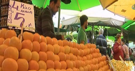 Bindikleri Araçtaki 3 Kilo Mandalinayı Gasp Ettiler