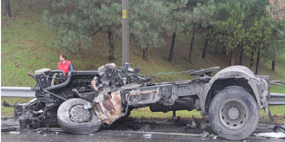 Yolcu otobüsü ile TIR çarpıştı: 25 yaralı