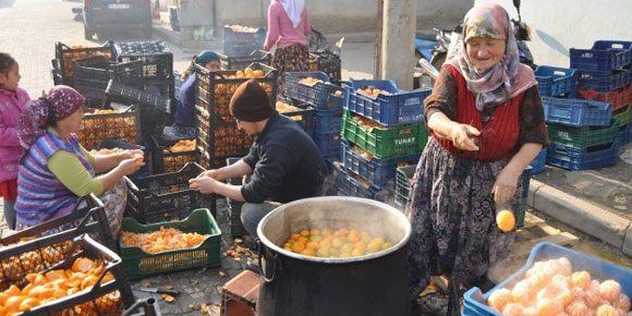 Mandalina soyarak para kazanıyorlar