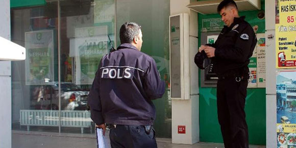 Çalan banka alarmı polisi harekete geçirdi