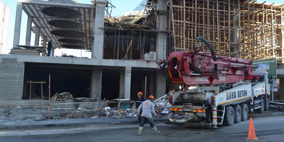 Caminin iskelesi çöktü: 3 yaralı