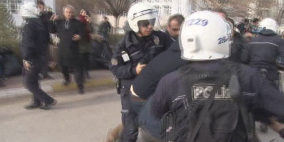 Öğrencilerle polis arasında olaylar çıktı: 12 gözaltı