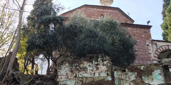 Tarihi cami tinercilerin mekanı oldu