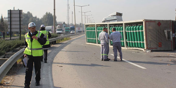 Oksijen yüklü TIR devrildi, yol trafiğe kapandı