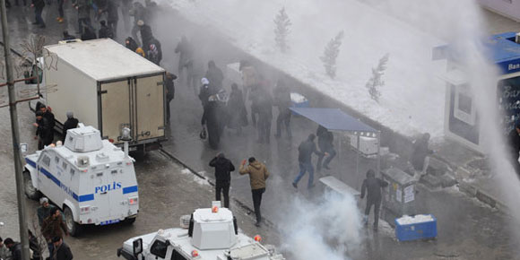 HDPnin yürüyüşüne polis müdahalesi