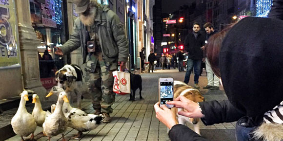 İstiklalde ördekli gezinti