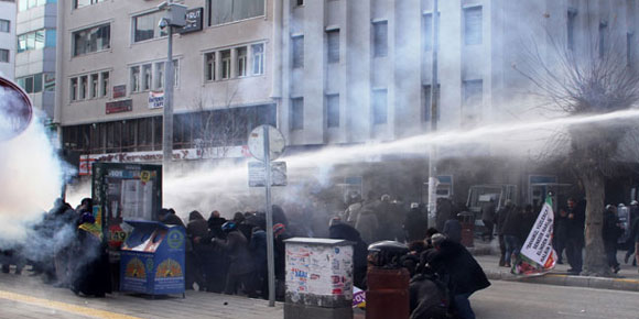 Öcalan yürüyüşüne polis müdahalesi