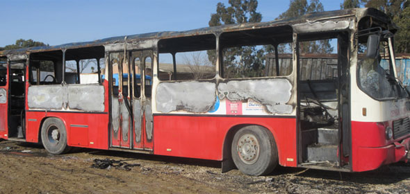 Adana’da PKK yandaşları otobüs yaktı