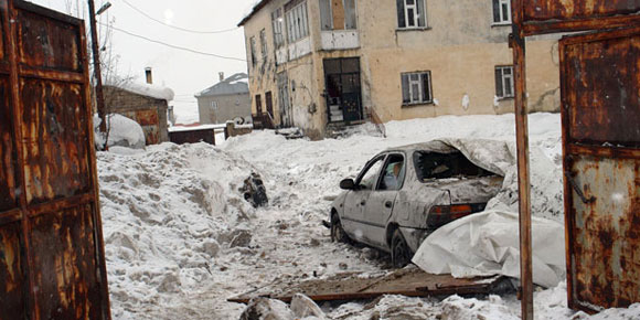 Yüksekovada polis aracına bombalı saldırı