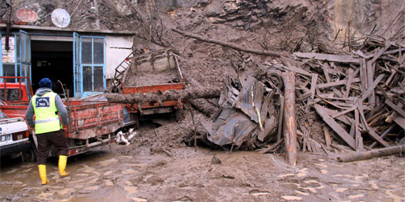 Heyelanda 11 araç toprak altında kaldı