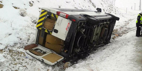 Cenazeye giden minibüs şarampole devrildi: 8 yaralı