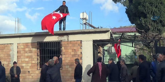 Şehit polisin baba ocağına ateş düştü