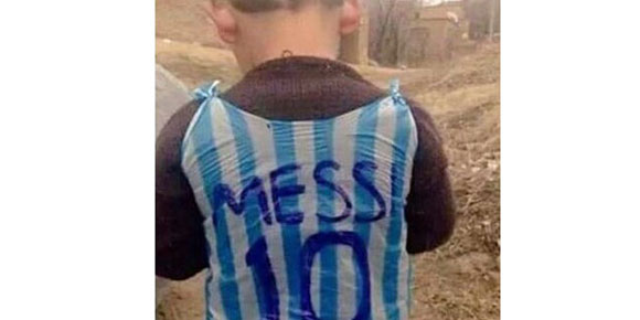 Poşetten Messi formasıyla dünya gündeminde