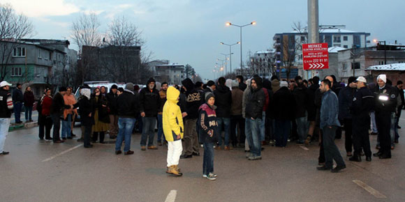 Bursa’da vatandaşlar saatlerce yol kapattı