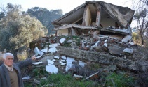 Heyelanda yıkılan evleri için yardım bekliyor