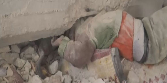 Suriyeli çocuğun enkaz altındaki yaşam mücadelesi