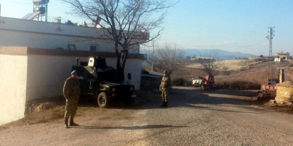 Jandarma köyü ablukaya aldı