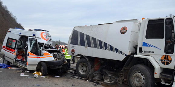 Ambulans yol süpürme aracına çarptı: 1 ölü, 3 yaralı
