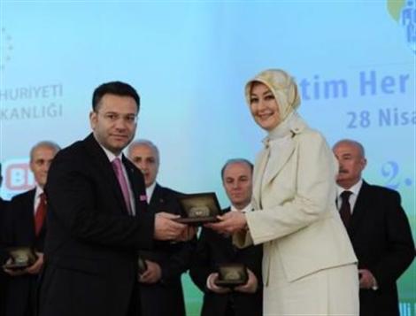 Fırst Lady Aksoya plaket verdi