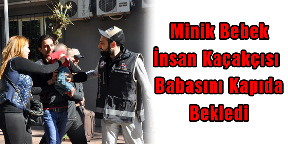 Minik Bebek İnsan Kaçakçısı Babasını Kapıda Bekledi