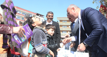 Tekkeköylü Öğrenciler Meydanda Kitap Okudu