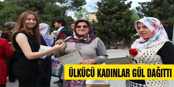 ÜLKÜCÜ KADINLAR GÜL DAĞITTI