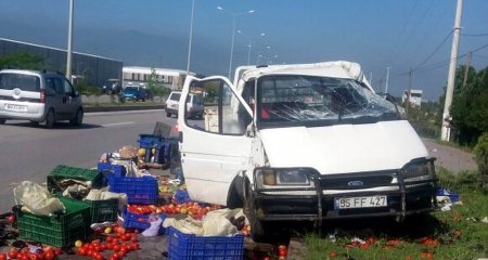 LASTİĞİ PATLAYAN KAMYONET KAZA YAPTI: 2 YARALI