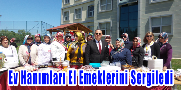 Ev Hanımları El Emeklerini Sergiledi