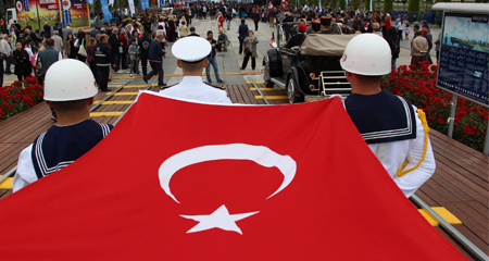 Atatürk’ü Temsil Eden Bayrak Karaya Çıkarıldı